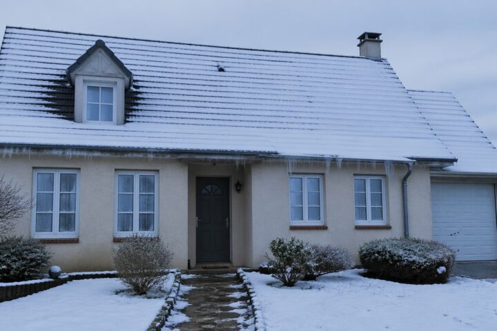Trêve hivernale et assurance habitation : ce que couvre vraiment votre contrat en cas de gel, neige ou dégât des eaux