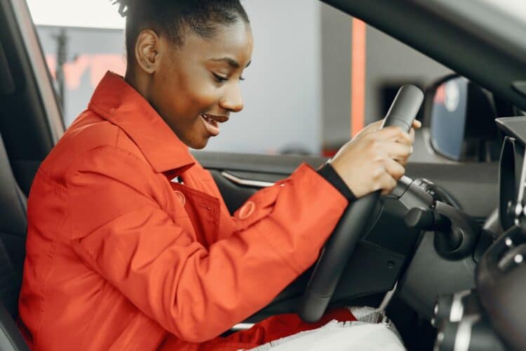 Assurance jeune conducteur : comprendre la surprime et 4 leviers pour payer moins cher