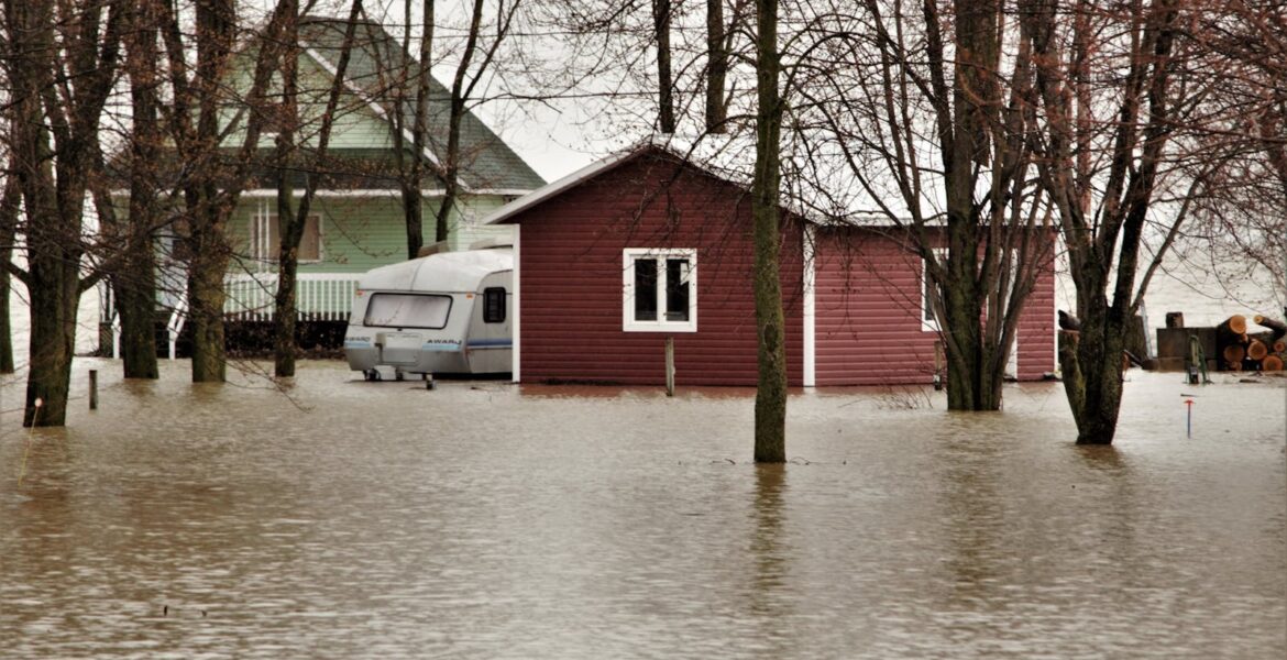 Délai de carence assurance inondation : ce que votre contrat prévoit vraiment