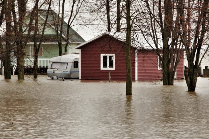 Délai de carence assurance inondation : ce que votre contrat prévoit vraiment