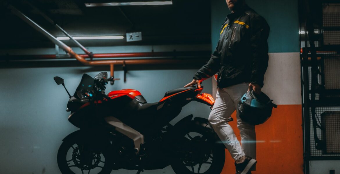 Assurance moto hivernage : ce que vous devez vraiment savoir avant de remiser votre deux-roues
