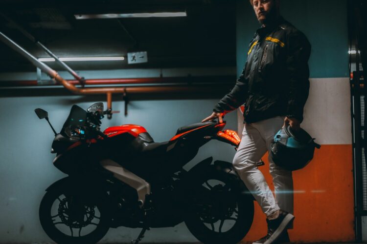 Assurance moto hivernage : ce que vous devez vraiment savoir avant de remiser votre deux-roues